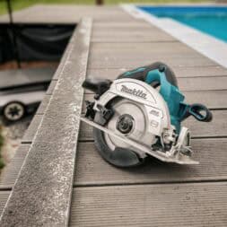 Poolterrasse aus BPC bauen So gelingt die Unterkonstruktion am Hang www.commaik.de 039 - BPC und WPC Terrasse am Hang bauen – Meine neue Poolterrasse mit recycelten Dielen