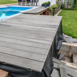 Poolterrasse aus BPC bauen So gelingt die Unterkonstruktion am Hang www.commaik.de 040 - BPC und WPC Terrasse am Hang bauen – Meine neue Poolterrasse mit recycelten Dielen