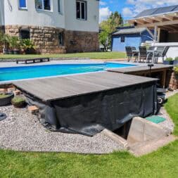 Poolterrasse aus BPC bauen So gelingt die Unterkonstruktion am Hang www.commaik.de 048 - BPC und WPC Terrasse am Hang bauen – Meine neue Poolterrasse mit recycelten Dielen