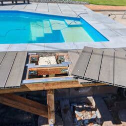 Poolterrasse aus BPC bauen So gelingt die Unterkonstruktion am Hang www.commaik.de 050 - BPC und WPC Terrasse am Hang bauen – Meine neue Poolterrasse mit recycelten Dielen