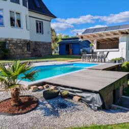 Poolterrasse aus BPC bauen So gelingt die Unterkonstruktion am Hang www.commaik.de 059 - BPC und WPC Terrasse am Hang bauen – Meine neue Poolterrasse mit recycelten Dielen