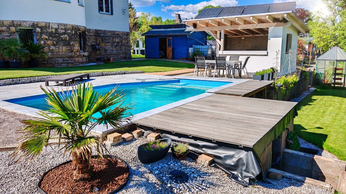 BPC und WPC Terrasse am Hang bauen – Meine neue Poolterrasse mit recycelten Dielen 1 Poolterrasse aus BPC bauen So gelingt die Unterkonstruktion am Hang www.commaik.de 060 - BPC und WPC Terrasse am Hang bauen – Meine neue Poolterrasse mit recycelten Dielen