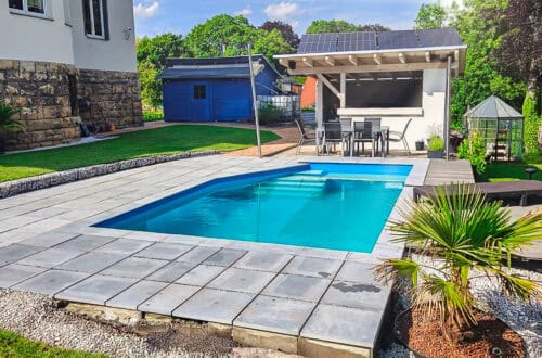 4464967 - Poolterrasse mit Steinplatten in Hanglage selber bauen