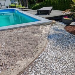 Terrasse am Pool in Hanglage bauen – Mit Schalsteinen Verlegekies Platten www.commaik.de 010 - Poolterrasse mit Steinplatten in Hanglage selber bauen