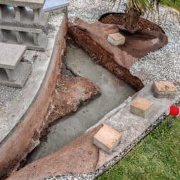 Terrasse am Pool in Hanglage bauen – Mit Schalsteinen Verlegekies Platten www.commaik.de 025 - Poolterrasse mit Steinplatten in Hanglage selber bauen