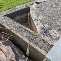 Terrasse am Pool in Hanglage bauen – Mit Schalsteinen Verlegekies Platten www.commaik.de 036 - Poolterrasse mit Steinplatten in Hanglage selber bauen