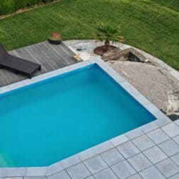 Terrasse am Pool in Hanglage bauen – Mit Schalsteinen Verlegekies Platten www.commaik.de 039 - Poolterrasse mit Steinplatten in Hanglage selber bauen