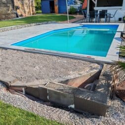 Terrasse am Pool in Hanglage bauen – Mit Schalsteinen Verlegekies Platten www.commaik.de 044 - Poolterrasse mit Steinplatten in Hanglage selber bauen