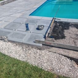 Terrasse am Pool in Hanglage bauen – Mit Schalsteinen Verlegekies Platten www.commaik.de 045 - Poolterrasse mit Steinplatten in Hanglage selber bauen