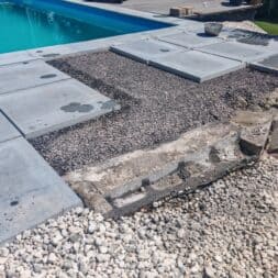 Terrasse am Pool in Hanglage bauen – Mit Schalsteinen Verlegekies Platten www.commaik.de 048 - Poolterrasse mit Steinplatten in Hanglage selber bauen