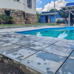 Terrasse am Pool in Hanglage bauen – Mit Schalsteinen Verlegekies Platten www.commaik.de 062 - Poolterrasse mit Steinplatten in Hanglage selber bauen