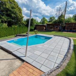 Terrasse am Pool in Hanglage bauen – Mit Schalsteinen Verlegekies Platten www.commaik.de 067 - Poolterrasse mit Steinplatten in Hanglage selber bauen