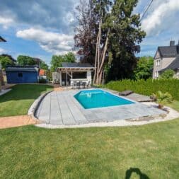 Terrasse am Pool in Hanglage bauen – Mit Schalsteinen Verlegekies Platten www.commaik.de 072 - Poolterrasse mit Steinplatten in Hanglage selber bauen