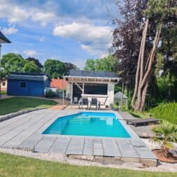 Terrasse am Pool in Hanglage bauen – Mit Schalsteinen Verlegekies Platten www.commaik.de 076 - Poolterrasse mit Steinplatten in Hanglage selber bauen