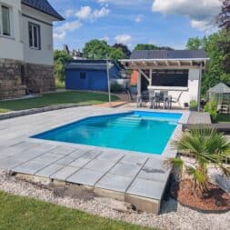 Terrasse am Pool in Hanglage bauen – Mit Schalsteinen Verlegekies Platten www.commaik.de 078 - Poolterrasse mit Steinplatten in Hanglage selber bauen