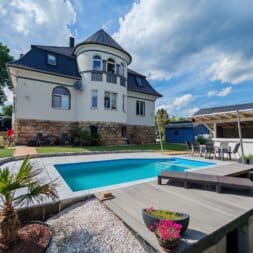 Terrasse am Pool in Hanglage bauen – Mit Schalsteinen Verlegekies Platten www.commaik.de 085 - Poolterrasse mit Steinplatten in Hanglage selber bauen