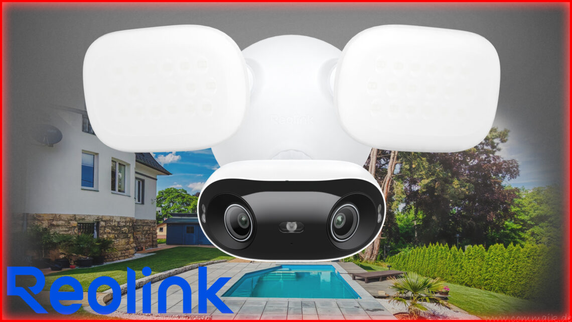 Eine Reolink Sicherheitskamera mit zwei Flutlichtscheinwerfern wird über das Bild eines modernen Hauses mit Swimmingpool gelegt. Das Reolink-Logo ist in der unteren linken Ecke zu sehen und hebt die 180°-Sicht für eine umfassende Abdeckung hervor. www.commaik.de