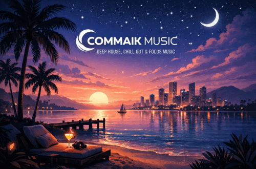 Commaik Music - Deep House, Chill Out & Focus Music A tropical beach at sunset with palm trees, city skyline and crescent moon. A cozy lounge with headphones and a drink by the water creates the right atmosphere. Text: "COMMAIK MUSIC - Deep House, Chill Out & Focus Music. www.commaik.de