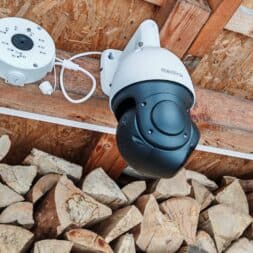 The best Reolink 4k PTZ surveillance cameras in comparison: 823S2 vs 823S1 vs TrackMix vs TrackFlex in test 33 A 4K PTZ surveillance camera from Reolink is mounted on a wooden wall above a pile of chopped firewood and connected to a white electronic device with a rotary knob and cables. www.commaik.de