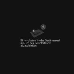 Expand Reolink NVR storage space - Installing and configuring hard disks correctly 18 A dark screen shows an icon for the power button with an X above it and the German text "Bitte schalten Sie das Reolink NVR Gerät manuell aus, um das Shutdown abgeschlossen. www.commaik.de