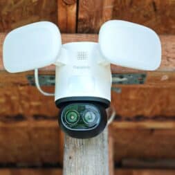 The best Reolink 4k PTZ surveillance cameras in comparison: 823S2 vs 823S1 vs TrackMix vs TrackFlex in test 26 A Reolink 4K PTZ security camera with two spotlights is mounted on a wooden beam, viewed from below against a wooden ceiling background. www.commaik.de