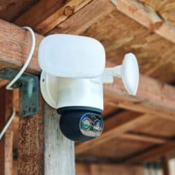 The best Reolink 4k PTZ surveillance cameras in comparison: 823S2 vs 823S1 vs TrackMix vs TrackFlex in test 27 A white 4K PTZ outdoor camera from Reolink with two spotlights is mounted on a wooden beam under the ceiling, with an open power cable running along the beam. www.commaik.de