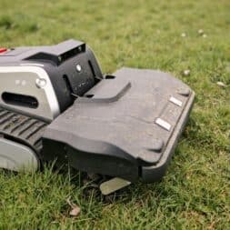 Lymow One Plus in test: RTK robot mower for large areas & difficult terrain 8 A Lymow One Plus robotic lawnmower with tank-like treads sits on the lawn, covered with some dirt and grass clippings, ready to mow the lawn autonomously. www.commaik.de