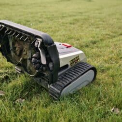 Lymow One Plus in test: RTK robot mower for large areas & difficult terrain 19 A small Lymow One Plus robotic lawnmower with caterpillar tracks and visible underside mows a lawn and leaves a neatly cut path. www.commaik.de