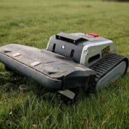 Lymow One Plus in test: RTK robot mower for large areas & difficult terrain 15 A Lymow One Plus robotic lawnmower with crawler chassis and covered blade attachment stands in a meadow, ready to cut the grass automatically. www.commaik.de