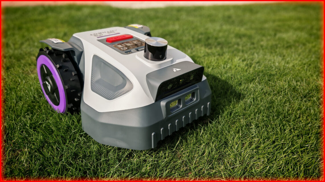 Garten 2 Ein Anthbot M5 Mähroboter ohne Begrenzungskabel mit einem Bildschirm und einem großen zentralen Knopf sitzt auf grünem Gras, bereit zum Mähen. Das Bild ist mit LiDAR-Technologie ausgestattet und wird von einem leuchtend roten Rand umrahmt. www.commaik.de