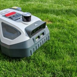Robot lawn mower without boundary wire in test: LiDAR vs RTK in comparison (ANTHBOT M5 vs M9) 6 An Anthbot robotic lawnmower with digital display and large wheels stands on a manicured green lawn, ready to trim the grass. www.commaik.de