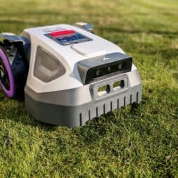 Robot lawn mower without boundary wire in test: LiDAR vs RTK in comparison (ANTHBOT M5 vs M9) 8 An Anthbot robotic lawnmower with purple wheels and a display panel on the top drives across a green meadow in broad daylight. www.commaik.de