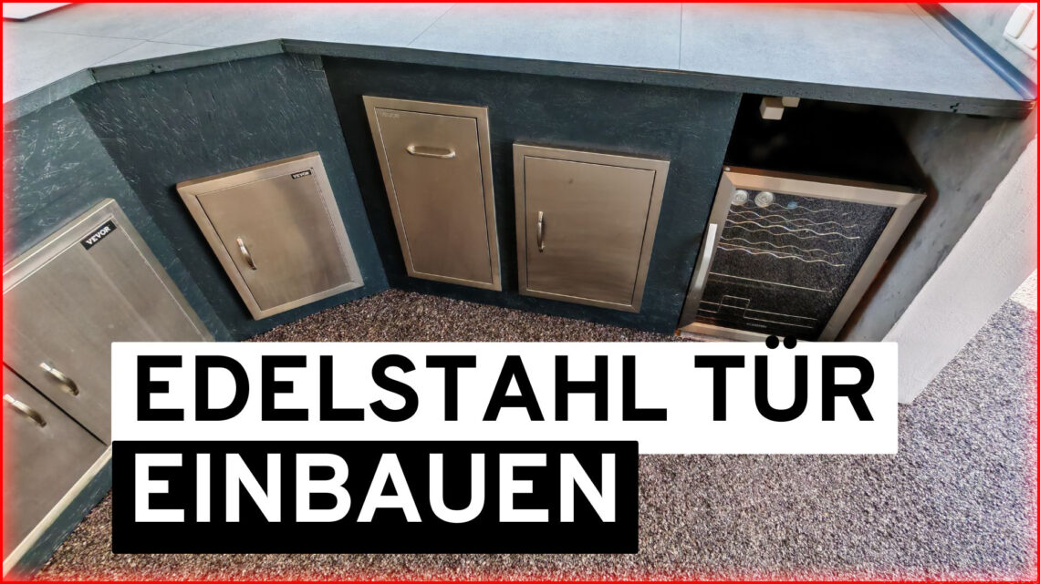 Gartenküche 1 Eine moderne Küchenarbeitsplatte mit eingebauten Edelstahlschränken und einem Gerät, das den Stauraum clever ergänzt. Die deutsche Beschriftung lautet "Edelstahl Tür Einbauen", was so viel bedeutet wie "Edelstahl Tür installieren". www.commaik.de
