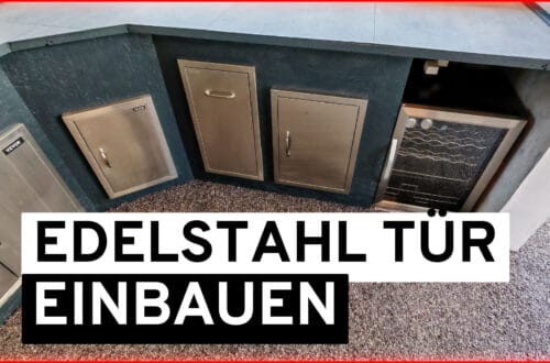 Installing a stainless steel door in the garden kitchen - creating storage space & stable installation A modern kitchen worktop with built-in stainless steel cabinets and an appliance that cleverly complements the storage space. The German inscription reads "Edelstahl Tür Einbauen", which means "Install stainless steel door". www.commaik.de