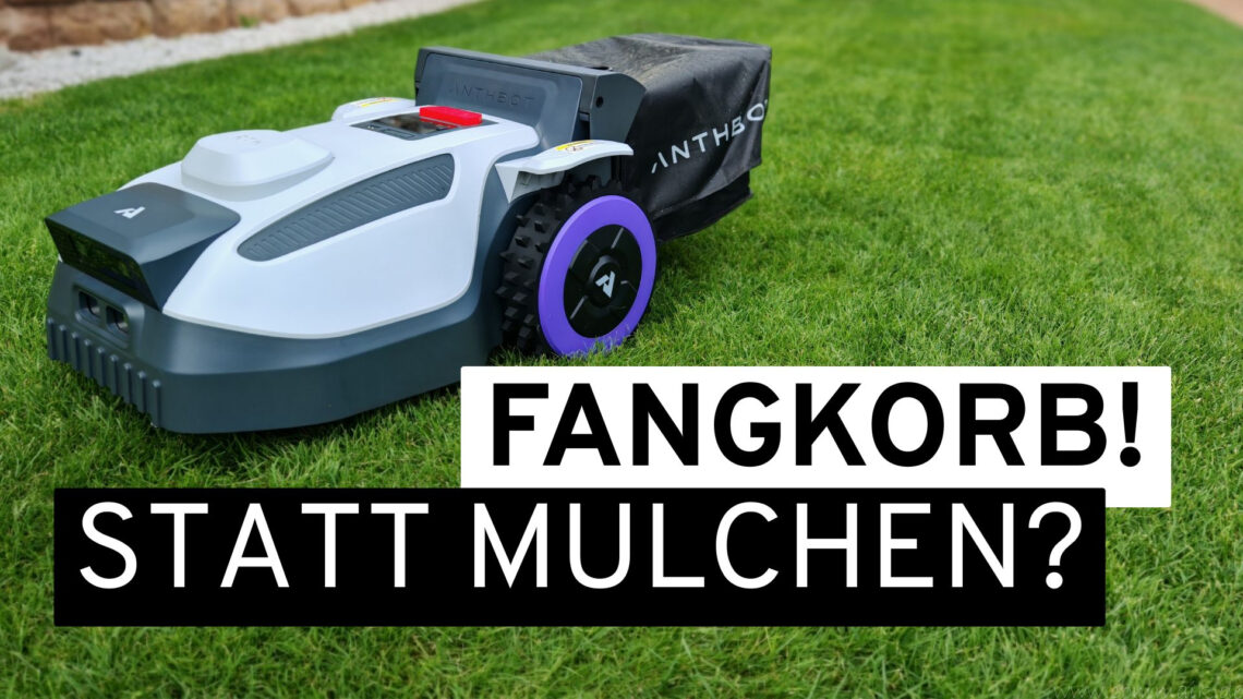 Garten 1 Ein Mähroboter mit RTK-Technologie und Grasauffangfunktion steht auf einem ordentlich gemähten Rasen. Der Text auf dem Bild lautet „FANGKORB! STATT MULCHEN?“ in fettgedruckten schwarzen und weißen Buchstaben. www.commaik.de