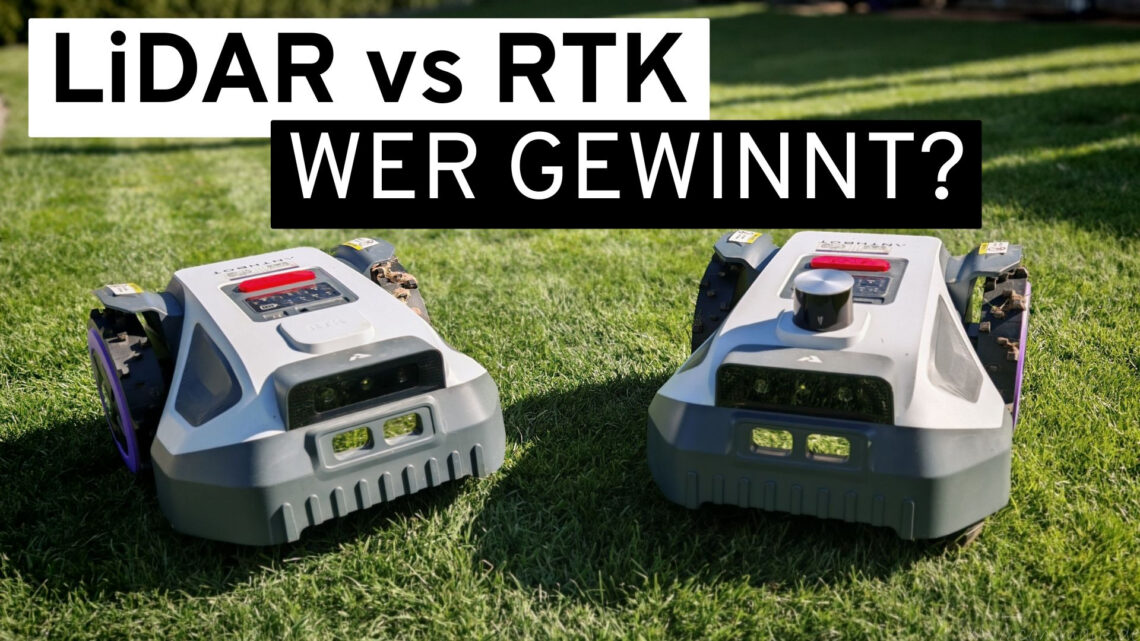 Garten 2 Auf dem Rasen stehen zwei Mähroboter. Über ihnen steht: LiDAR vs. RTK – WER GEWINNT? Die Szene spielt im Freien an einem sonnigen Tag; man sieht Schatten und grünes Gras. www.commaik.de