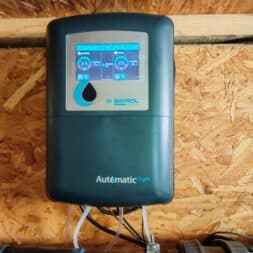Installing the BAYROL Automatic Cl-pH in the Pool and Retrofitting a Temperature Sensor: My Experience 6 A Bayrol Automatic Cl/pH pool controller is mounted on a wooden wall; its display shows digital readings, and pipes and cables are connected below it. The advanced Bayrol Automatic System ensures precise control of the pool water for optimal clarity and maximum convenience. www.commaik.de