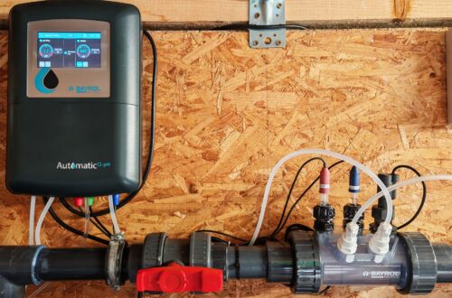 Installing the BAYROL Automatic Cl-pH in the Pool and Retrofitting a Temperature Sensor: My Experience 2 An automatic BAYROL pool control unit, along with piping, hoses, valves, and sensors, is mounted on an OSB wood wall; the system features a digital display and a state-of-the-art water analysis system. www.commaik.de