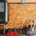 BAYROL Automatic Cl-pH im Pool installieren und Temperatursensor nachrüsten: meine Erfahrungen 65 An einer OSB-Holzwand sind ein automatisches BAYROL-Poolsteuerungsgerät sowie Rohrleitungen mit Schläuchen, Ventilen und Sensoren angebracht; das System verfügt über ein digitales Display und eine hochmoderne Wasseranalyseanlage. www.commaik.de