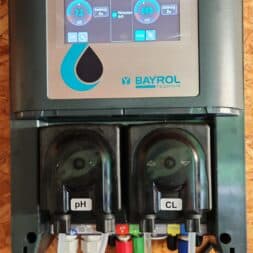 Installing the BAYROL Automatic Cl-pH in the Pool and Retrofitting a Temperature Sensor: My Experience 15 An automatic Bayrol pool control unit is mounted on the wall and accurately displays the pH level and chlorine concentration. Labeled tubes and connectors on the bottom of the unit regulate the pH level and chlorine content, while a touchscreen displays various real-time readings for easy monitoring. www.commaik.de