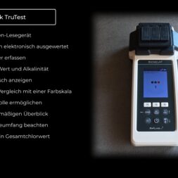 High Chlorine Consumption in the Pool: Why 20 Liters of Chlorine Disappeared in Two Weeks 40 AquaChek TruTest device with a screen for displaying results, along with test strips. A list in German explains features such as the digital display and highlights three key parameters, including chlorine consumption, fast results, and numerical display. Black background. www.commaik.de