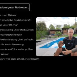 High Chlorine Consumption in the Pool: Why 20 Liters of Chlorine Disappeared in Two Weeks 55 A man is sitting by the pool and gesturing with his hands. The text on the left discusses chlorine consumption, oxidation, and the stability of pool water. In the background, you can see outdoor seating and green spaces. www.commaik.de