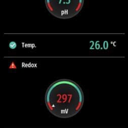 High Chlorine Consumption in the Pool: Why 20 Liters of Chlorine Disappeared in Two Weeks 30 A digital display shows a pH value of 7.5, a temperature of 26.0 °C, and a redox value of 297 mV, accompanied by the warning: “Redox value too low,” which indicates a possible increase in chlorine consumption. The battery level is 75%. www.commaik.de