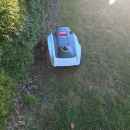 ECOVACS GOAT O1200 LiDAR PRO Review: Perfect Edge Mowing Without Any Touch-Ups? 49 On a sunny day, an Ecovacs Goat robotic lawn mower moves along the edge of a lawn and mows close to a hedge. www.commaik.de