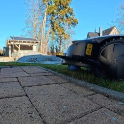 ECOVACS GOAT O1200 LiDAR PRO Review: Perfect Edge Mowing Without Any Touch-Ups? 52 On a sunny day, an ECOVACS GOAT robotic lawn mower is mowing the grass along the edge of a garden near a paved patio in the backyard of a residential home. www.commaik.de