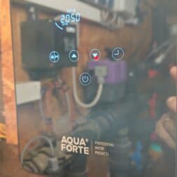 Frequenzumrichter Poolpumpe: Einbau, Einstellungen und Strom sparen 8 Aqua Forte-Frequenzumrichter mit einer digitalen Anzeige von 224 W und 2050 U/min sowie berührungsempfindlichen Tasten zur Einstellung. www.commaik.de