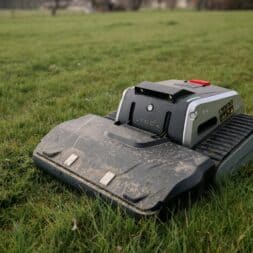 Mähroboter winterfest machen: Akku, Ladestation und RTK richtig überwintern 6 Ein Raupen-Mähroboter auf einer Wiese. www.commaik.de