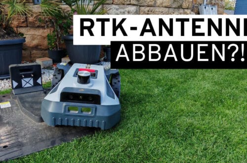 Mähroboter winterfest machen – Akku, Ladestation und RTK richtig überwintern Ein Mähroboter an seiner Ladestation auf einem grünen Rasen mit der Einblendung RTK-ANTENNE ABBAUEN?!, während sich die Nutzer darauf vorbereiten, den Mähroboter über den Winter einzulagern. www.commaik.de