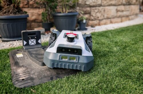 Mähroboter winterfest machen: Akku, Ladestation und RTK richtig überwintern 18 Ein Mähroboter, der auf seiner Ladestation in einem Rasenparkiert ist und bereit ist, für die Wintermonate vorbereitet zu werden, während Sie den Mähroboter überwintern. www.commaik.de