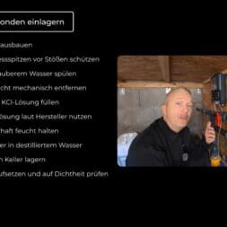 Pool winterfest machen: Wasser ablassen, Technik einlagern und das Becken abdecken 7 Ein Mann gibt eine Schritt-für-Schritt-Anleitung zur Vorbereitung auf die Überwinterung des Schwimmbads und erklärt dabei, wie man pH- und Redox-Sonden lagert. Dabei stützt er sich auf einen deutschen Anleitungstext und einen Videoclip, in dem Sanitärarmaturen gezeigt werden. www.commaik.de